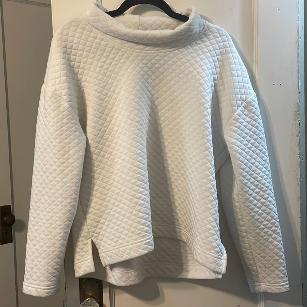 White sporty quilted pullover